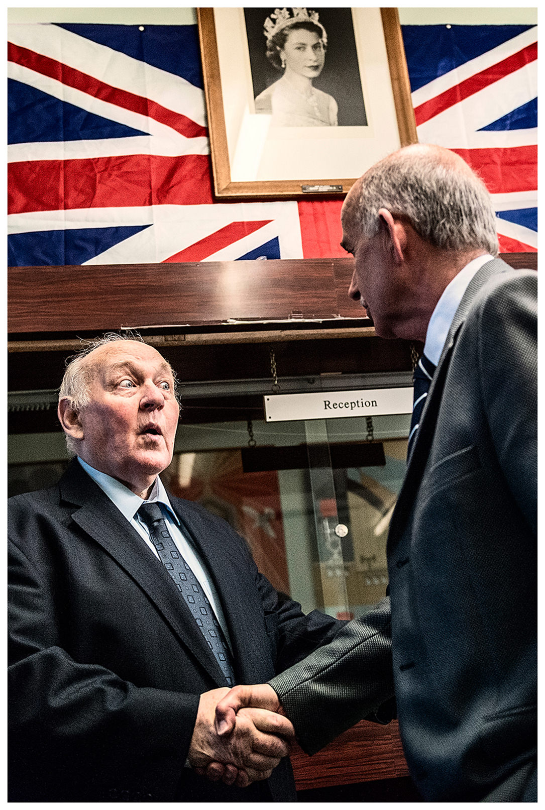 Schottland, Peterhead. Zwei Männer begrüßen sich. Fishermen’s Mission ist die Anlaufstelle fuer Tiefseefischer. Es gibt Rat, Tee, die Moeglichkeit die Enge des Schiffes zu entkommen. Ausserdem sammeln sich in der Mission alte Fischer, Spender und ihre Familienangehoerige zu Gottesdiensten.