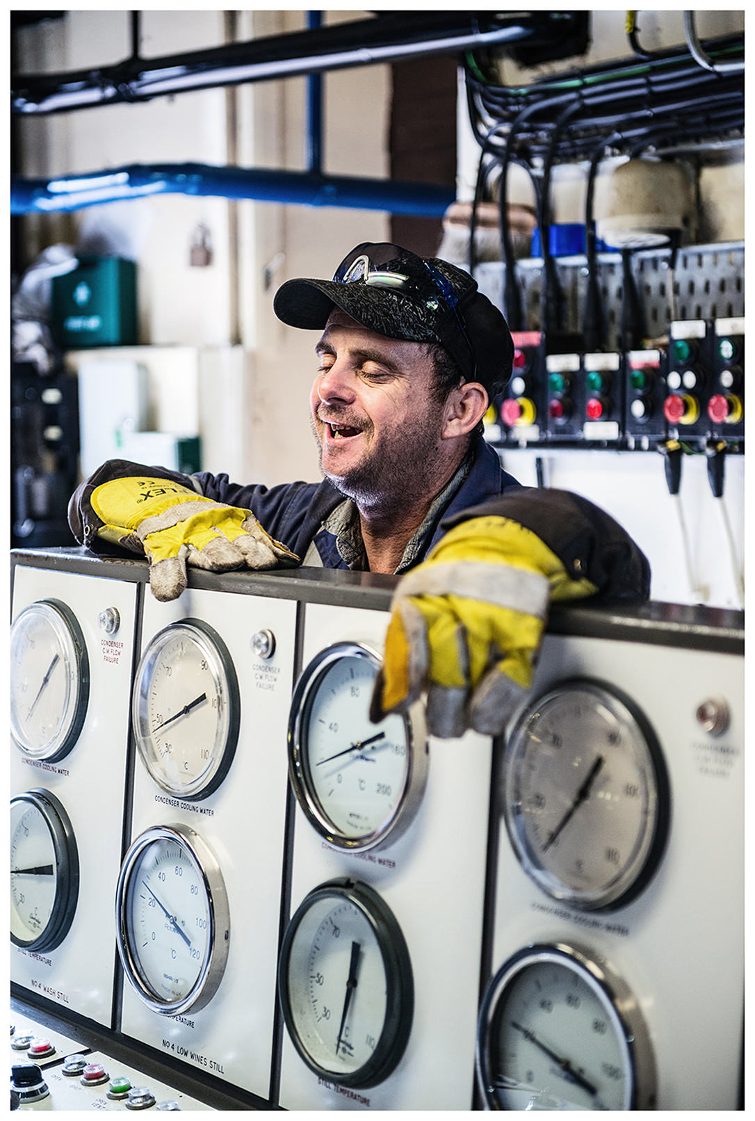 Scotland, Dalmore. An employee of the distillery "The Dalmore" takes a break.