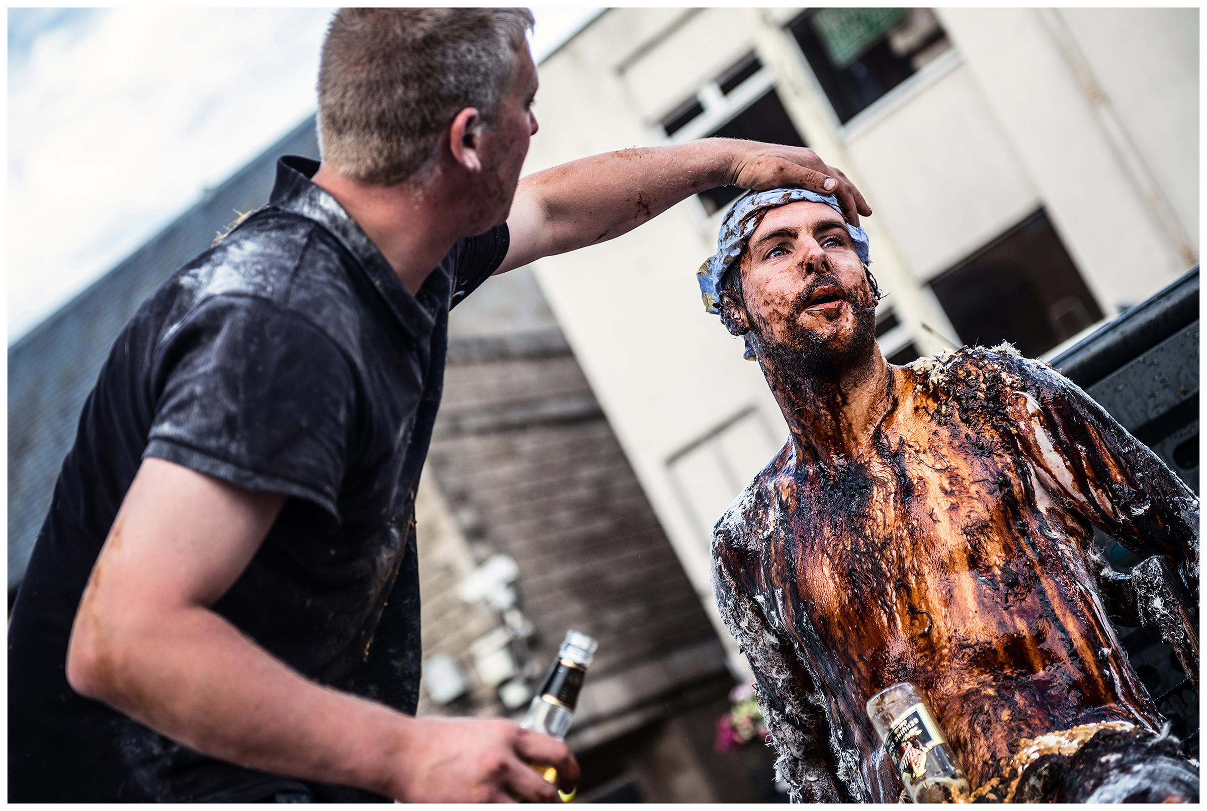 Scotland, Inverness A bachelor party is sometimes celebrated today according to old traditions. So the future groom is smeared with oil and leftovers, sprinkled with ale, sprinkled with feathers and pulled through the city.