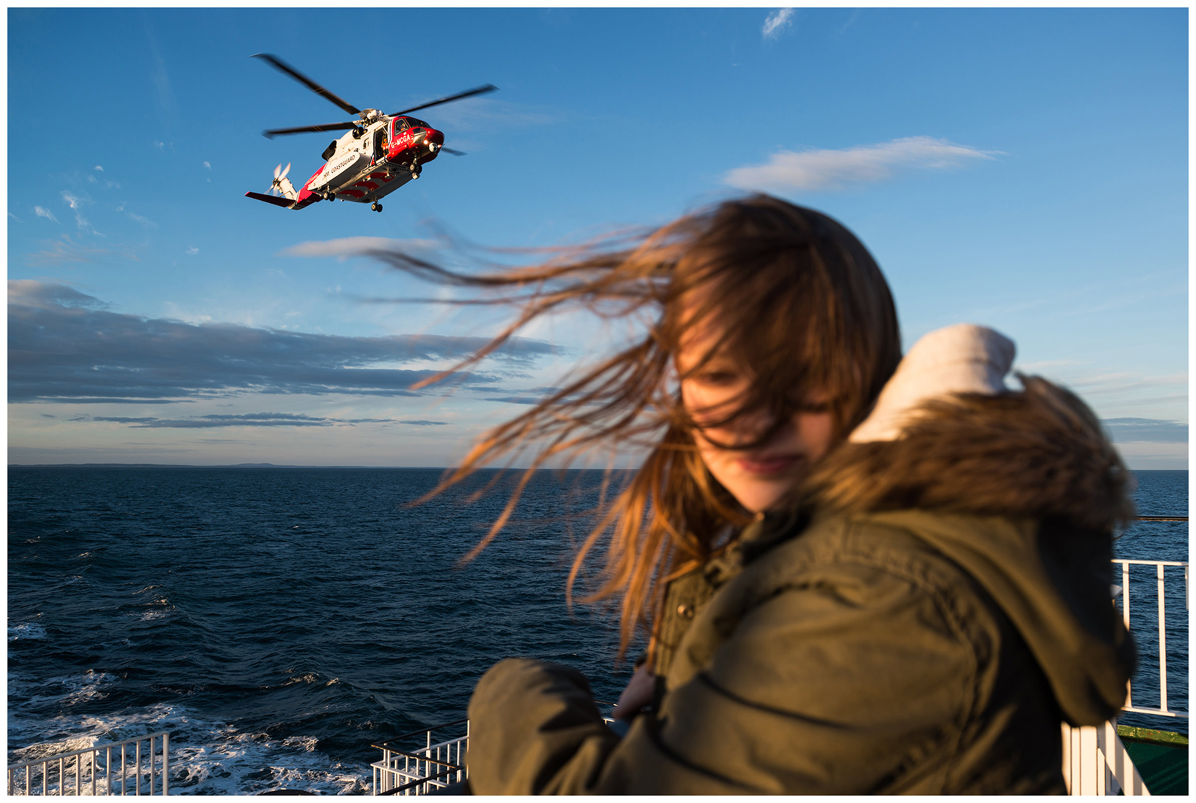 Schottland, am Bord einer Faehre zwischen Ullapool und Isle of Lewis. Eine junge Frau beobachtet das Training der Kuestenwache.