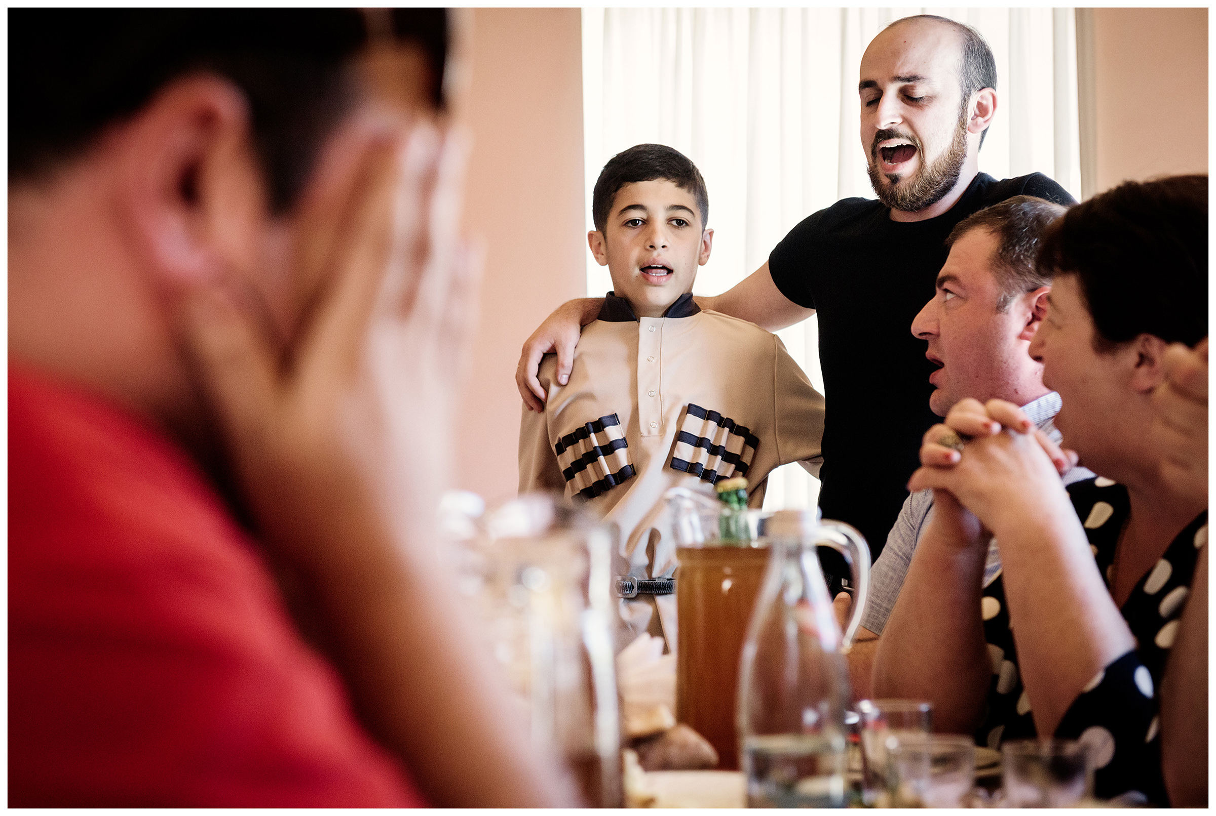 Georgians sit firmly at one's table and sing.
